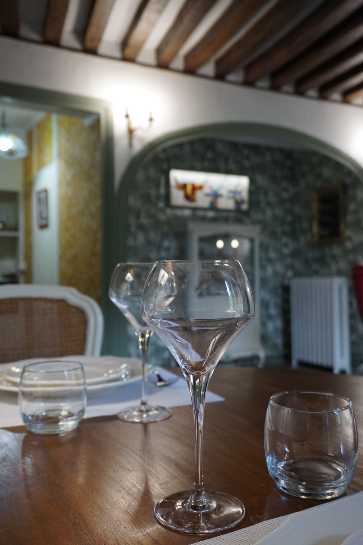 Table à manger dressée avec verres à vin cristal
