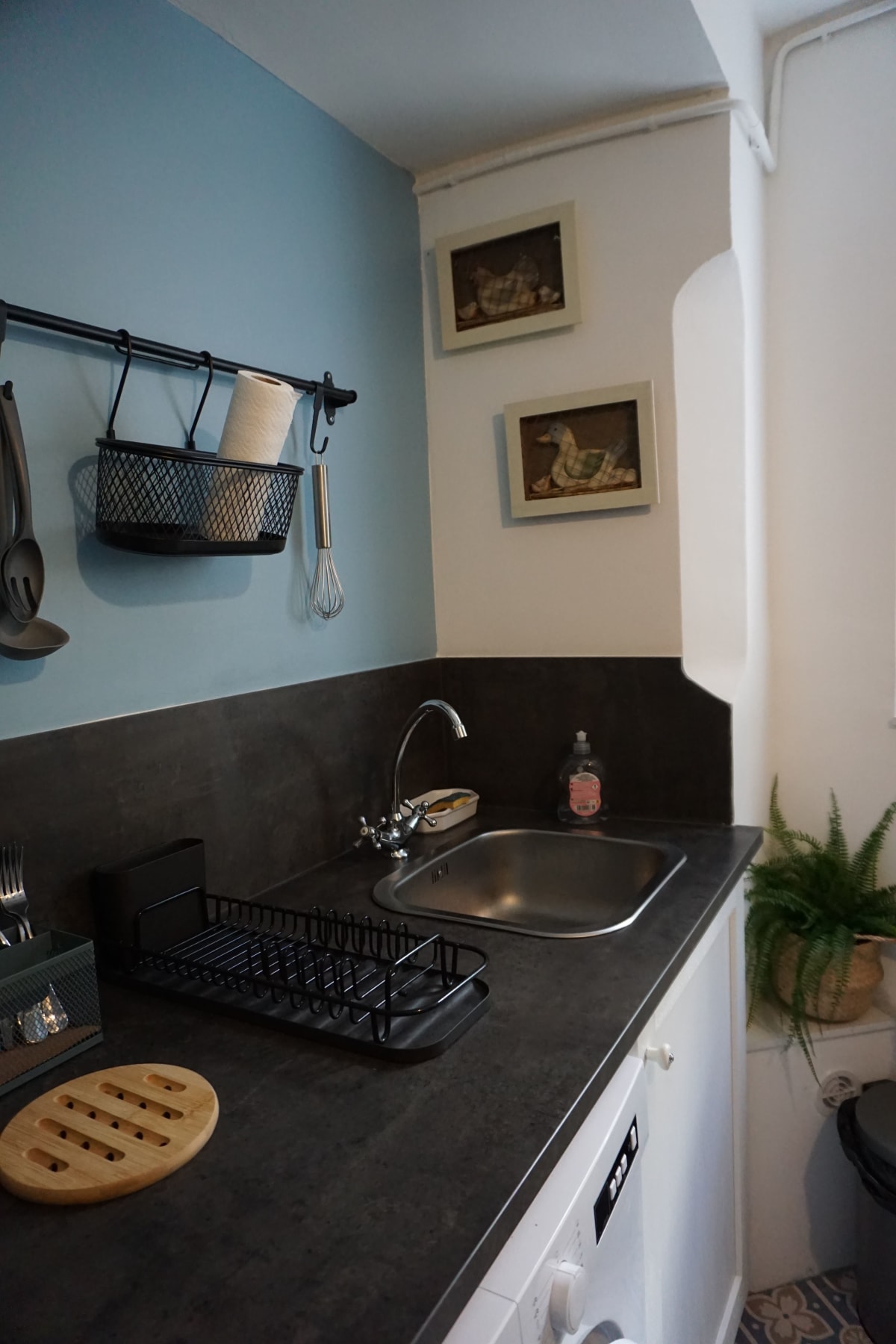 Cuisine bleue, détail plan de travail en ardoise