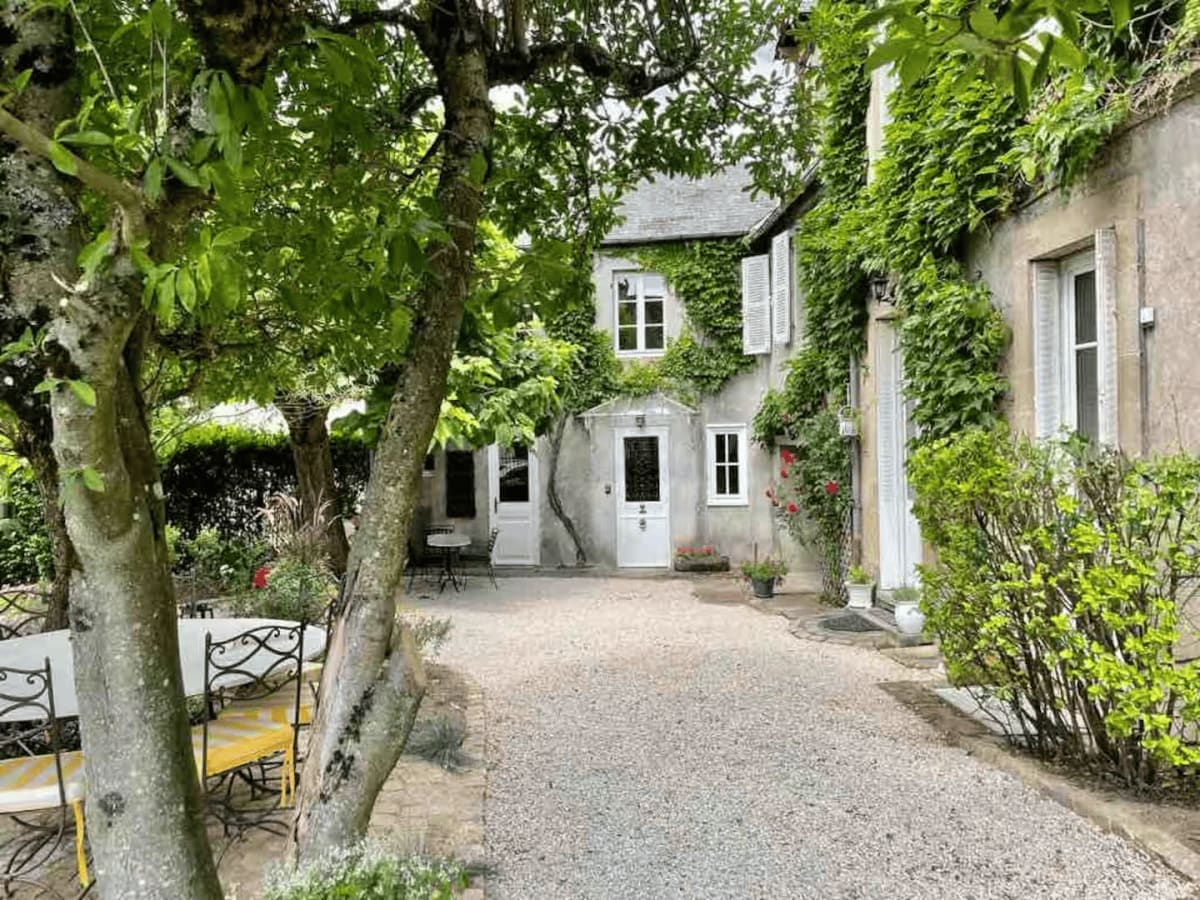 Façade de la maison bourguignonne du XIXe siècle et son jardin — Gîte Autun'Home