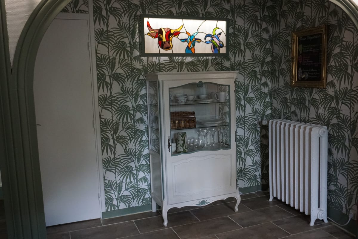 Salle à manger avec vaisselier d'époque et vitrail