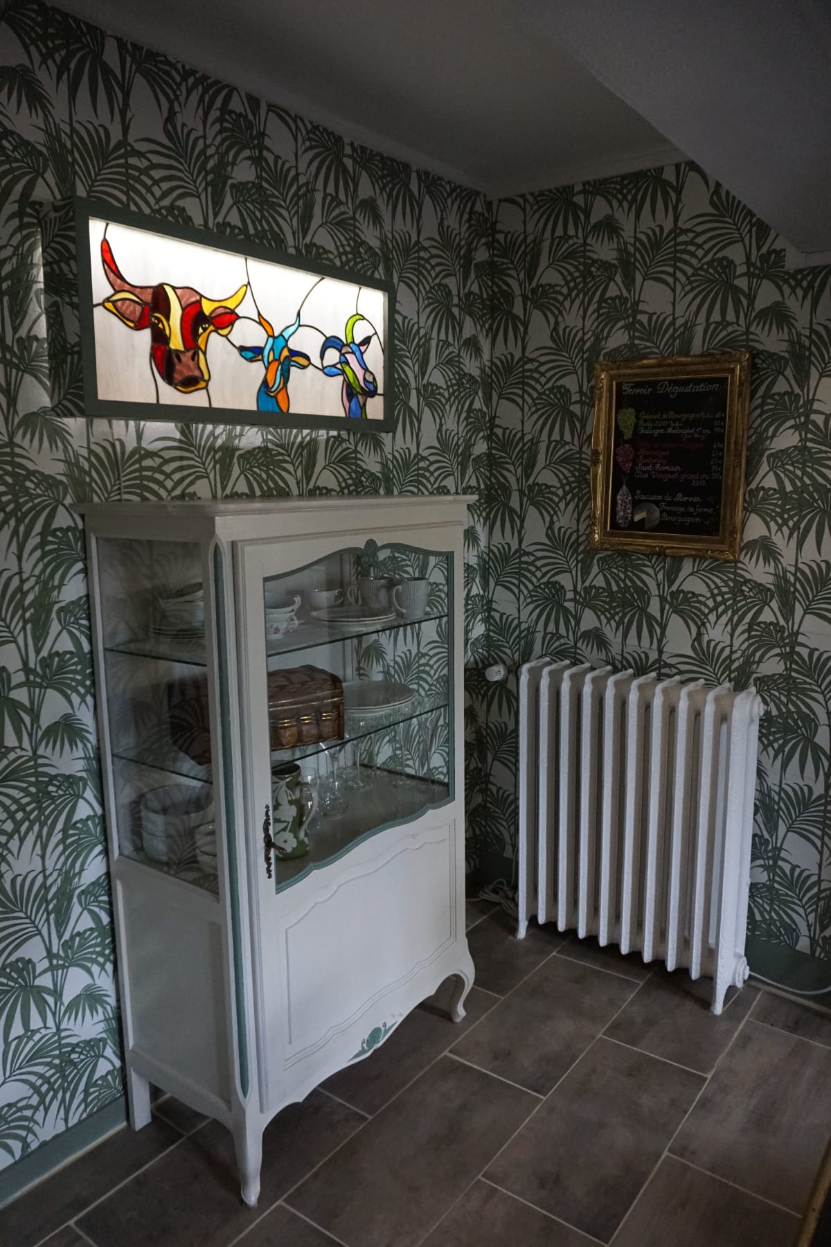 Vaisselier ancien sous la verrière vitrail vaches