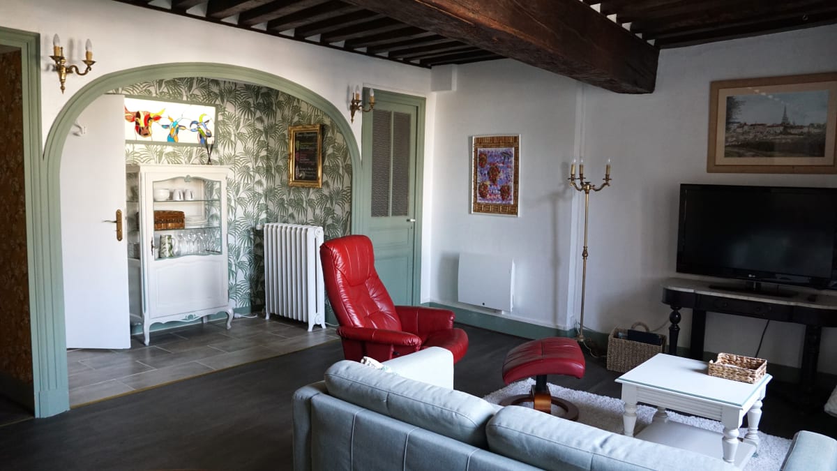 Salon spacieux sous les poutres apparentes