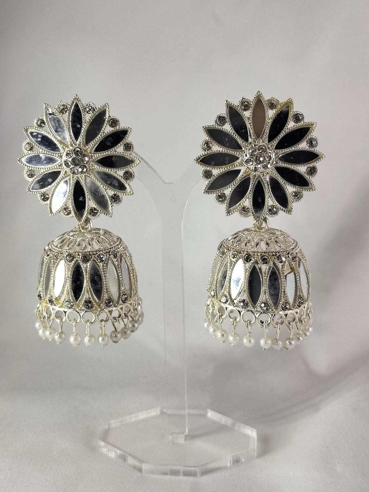 Mirror-set petals