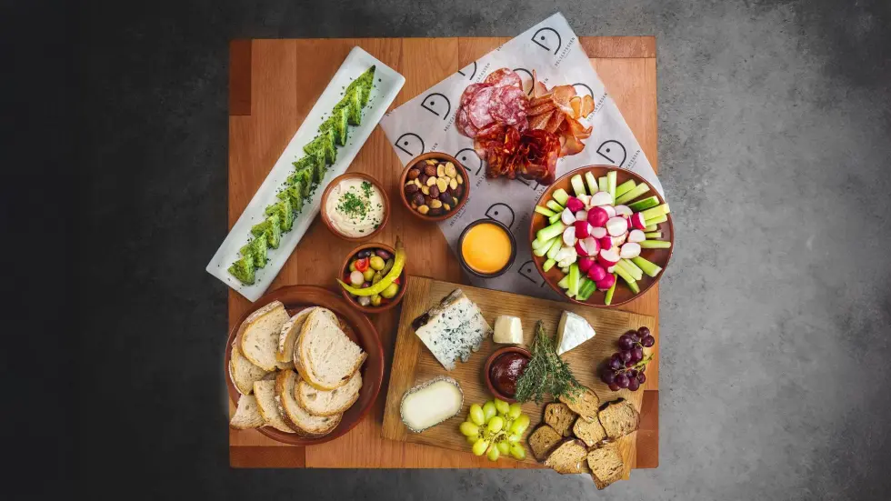 Aperitif tapas – en liten og rimelig snacksmeny med spansk spekemat, ost og tilbehør