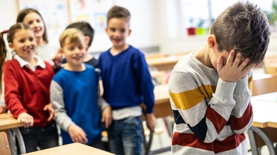 طفل يتعرض للتنمر من قبل أقرانه