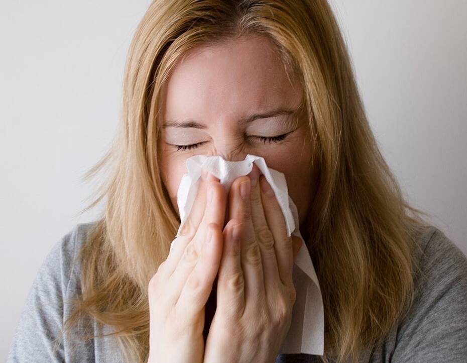 امرأة تعطس
