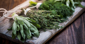 خمسة أعشاب مفيدة للمرأة بعد انقطاع الطمث