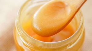 استخدامات عسل المانوكا وكيفية اختياره