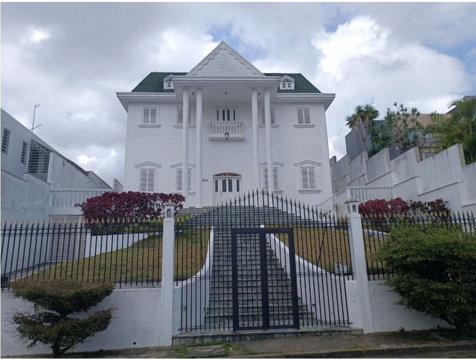 En Venta espectacular casa estilo Georgiano ubicada en la Tahona