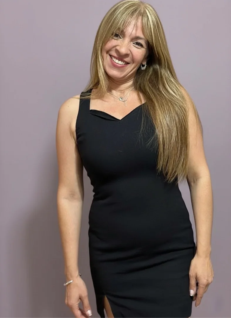 Lic. Vanesa Bustos sonriendo, psicóloga profesional.