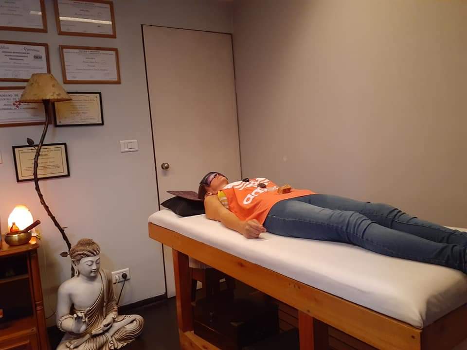 Sesión de Reiki con gemas y cuencos