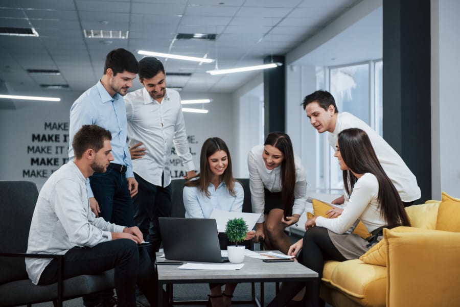 Equipo empresarial protegido con seguros corporativos