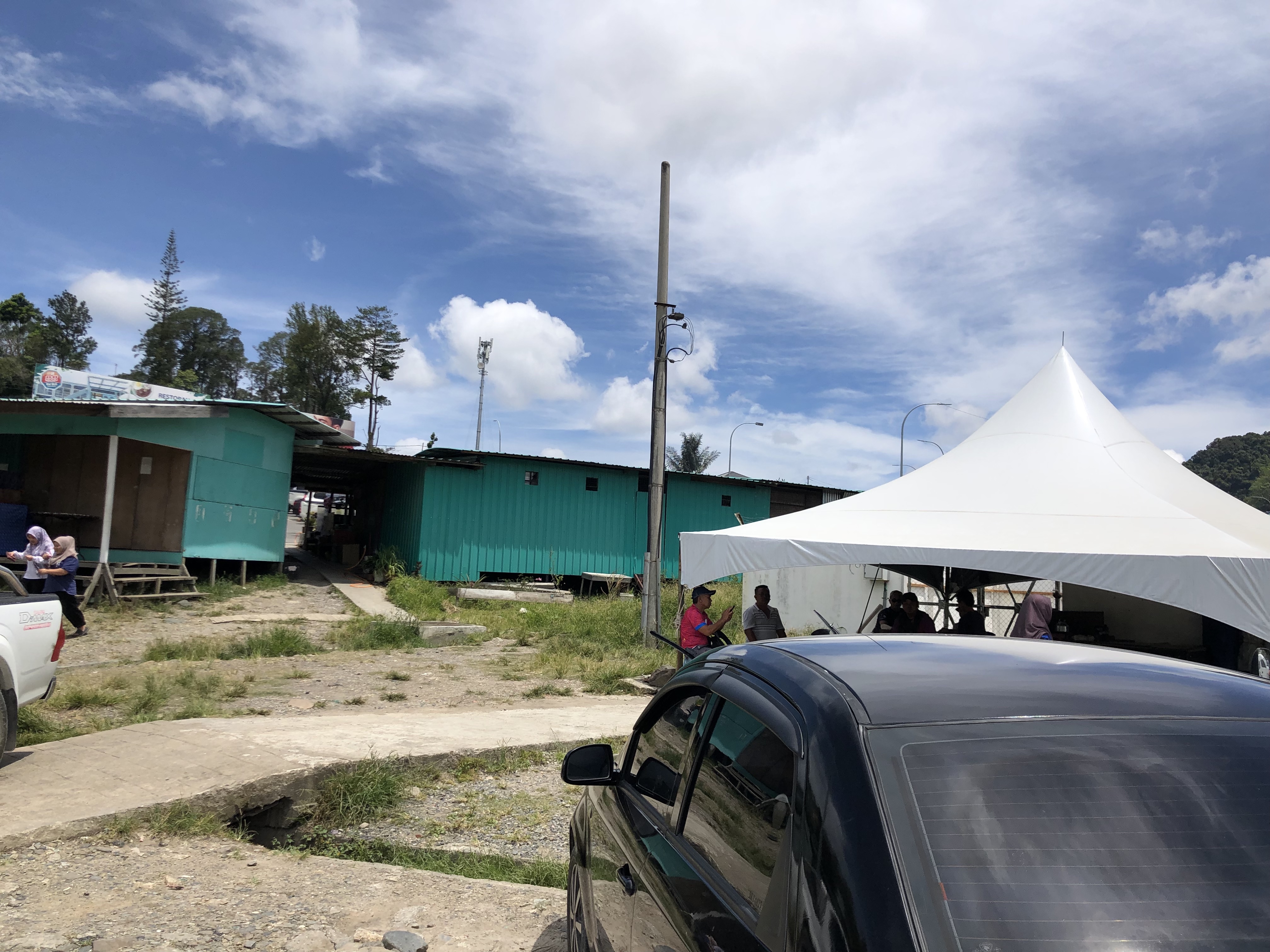 white tent taxi stand