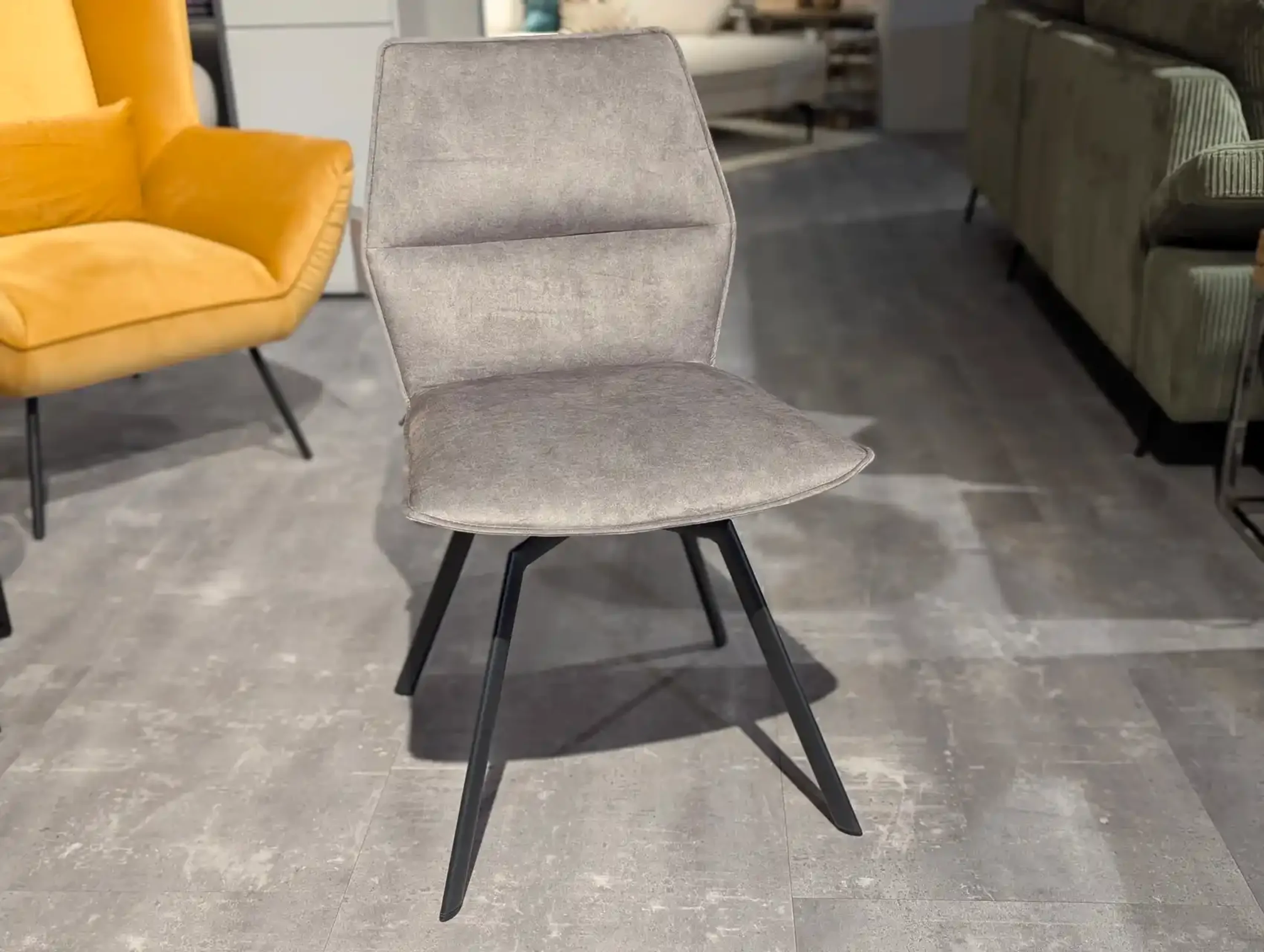 Stuhl mit grauen Bezug und einer praktischen Drehfunktion.