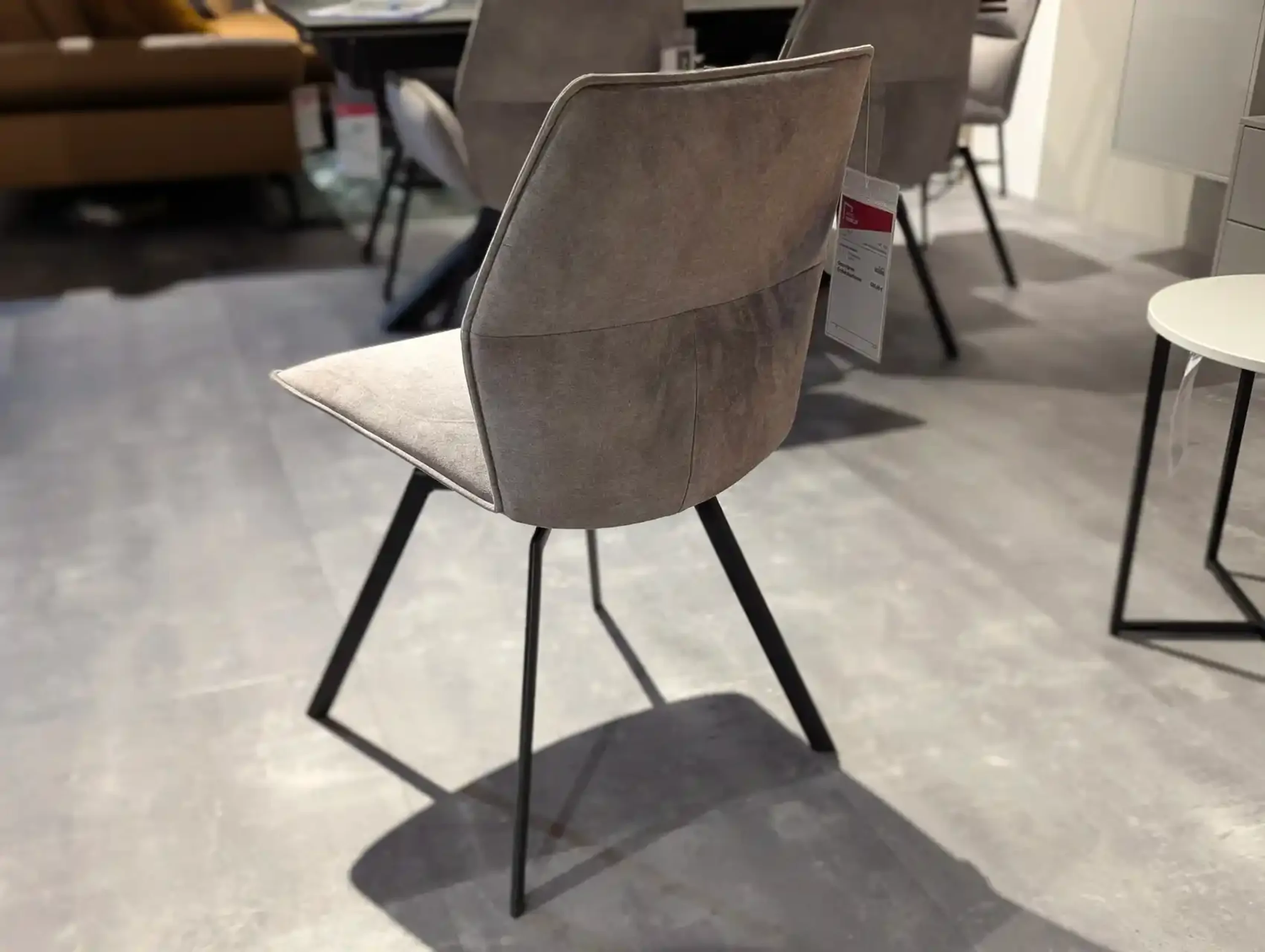 Detailaufnahme von der Rückseite des Stuhls. Sichtbare Aufnahme von hinten und sichtbares Gestell.