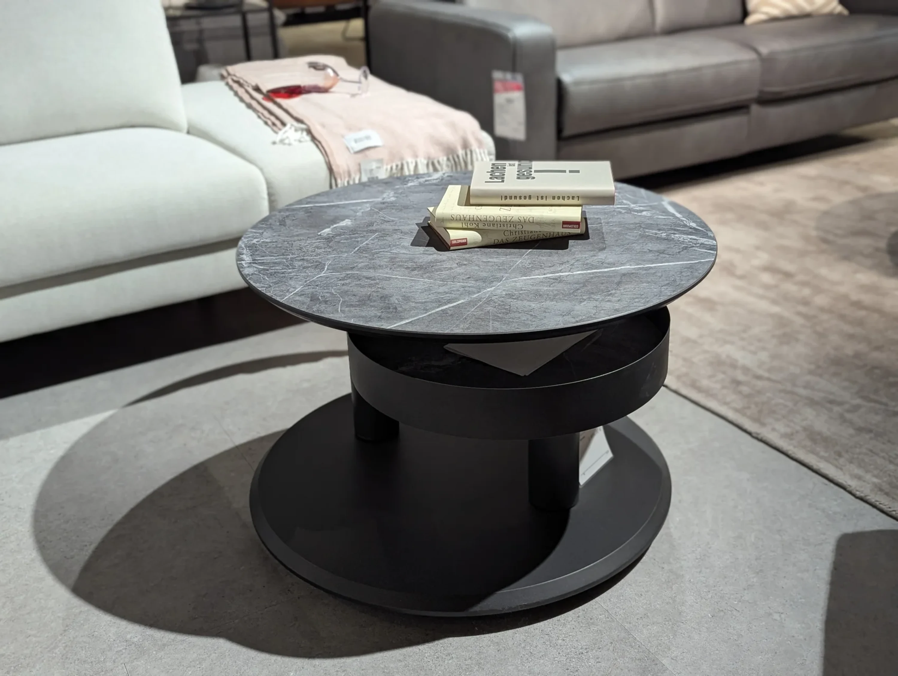 Couchtisch rollbar mit Synchronverdrehung Couchtisch rollbar mit Synchronverdrehung