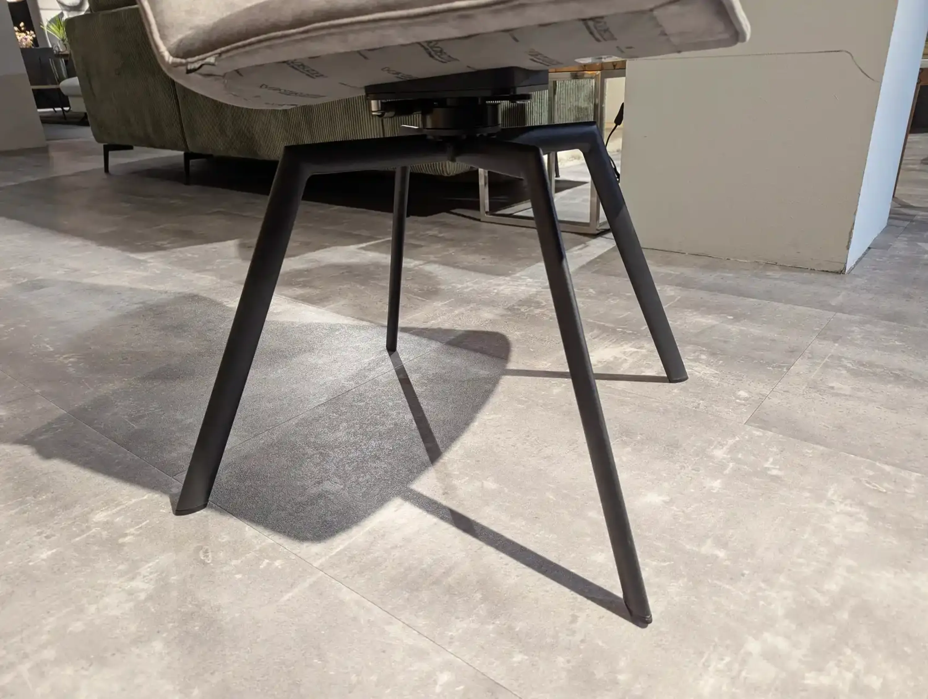 Detailaufnahme vom Stuhlgestell, Gestell in anthrazit matt.