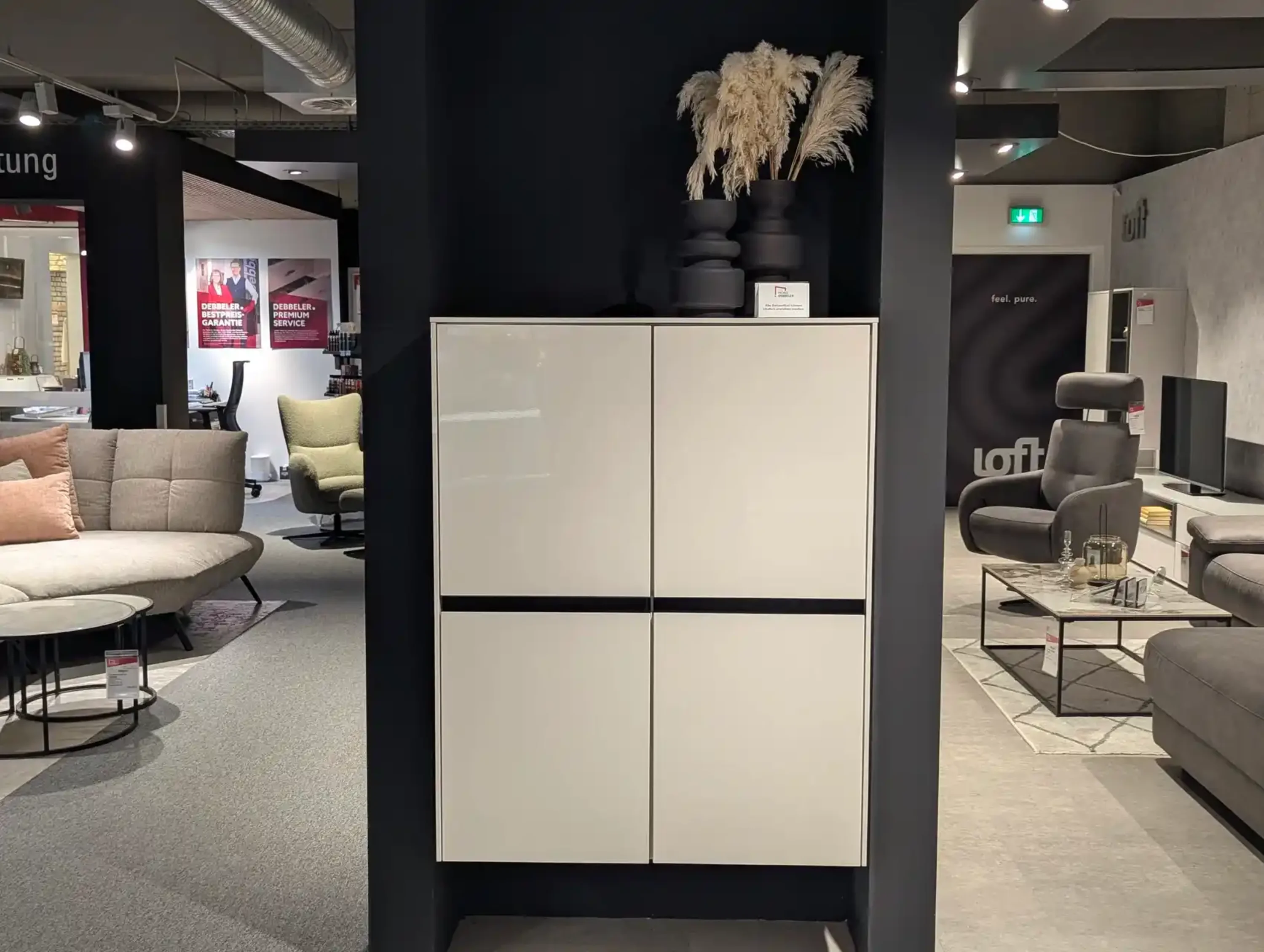 Hängeschrank Seidengrau mit schwarzer Griffleiste Hängeschrank Seidengrau mit schwarzer Griffleiste