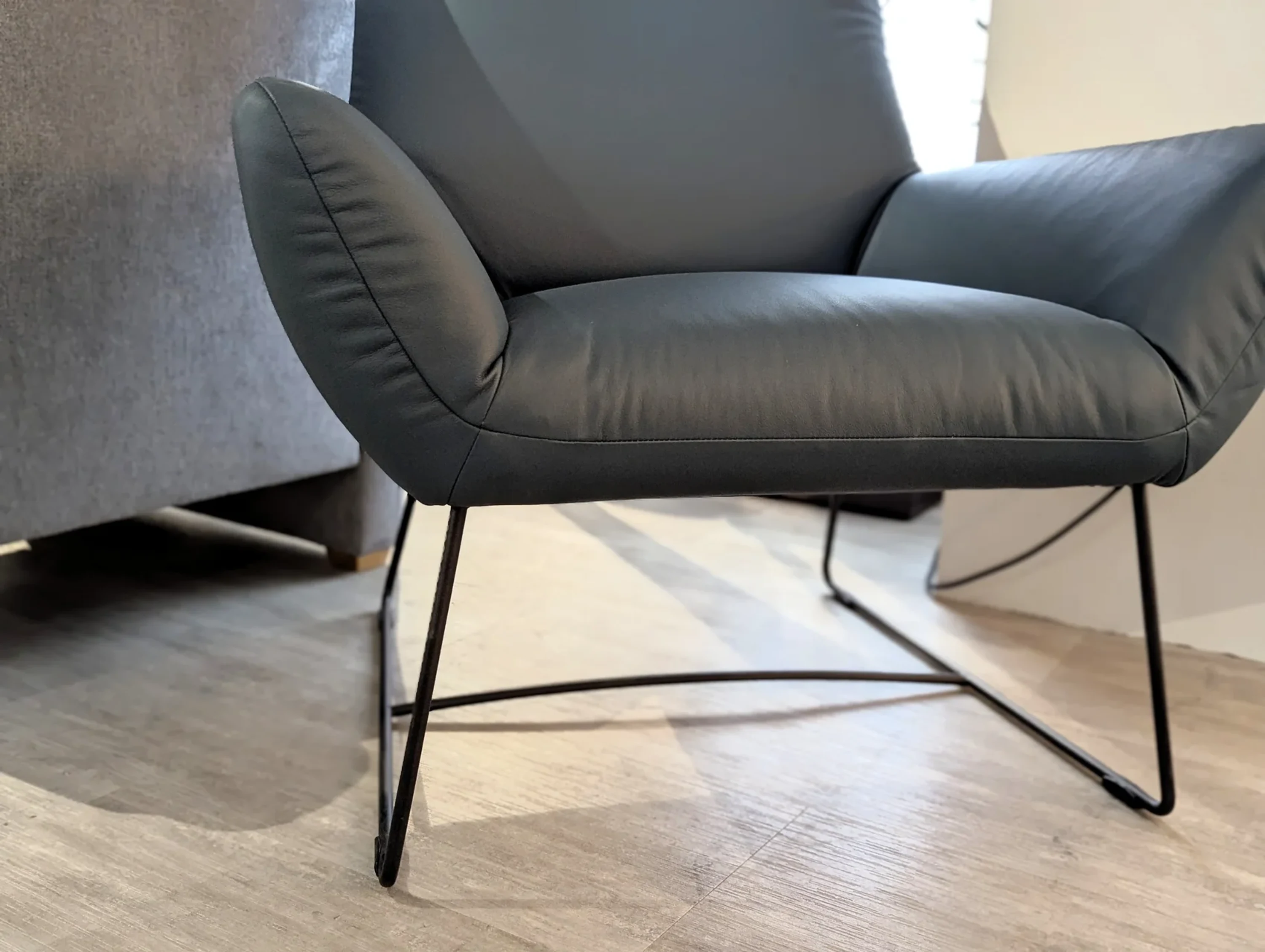 Fußgestell mit drahtfuß in schwarz matt