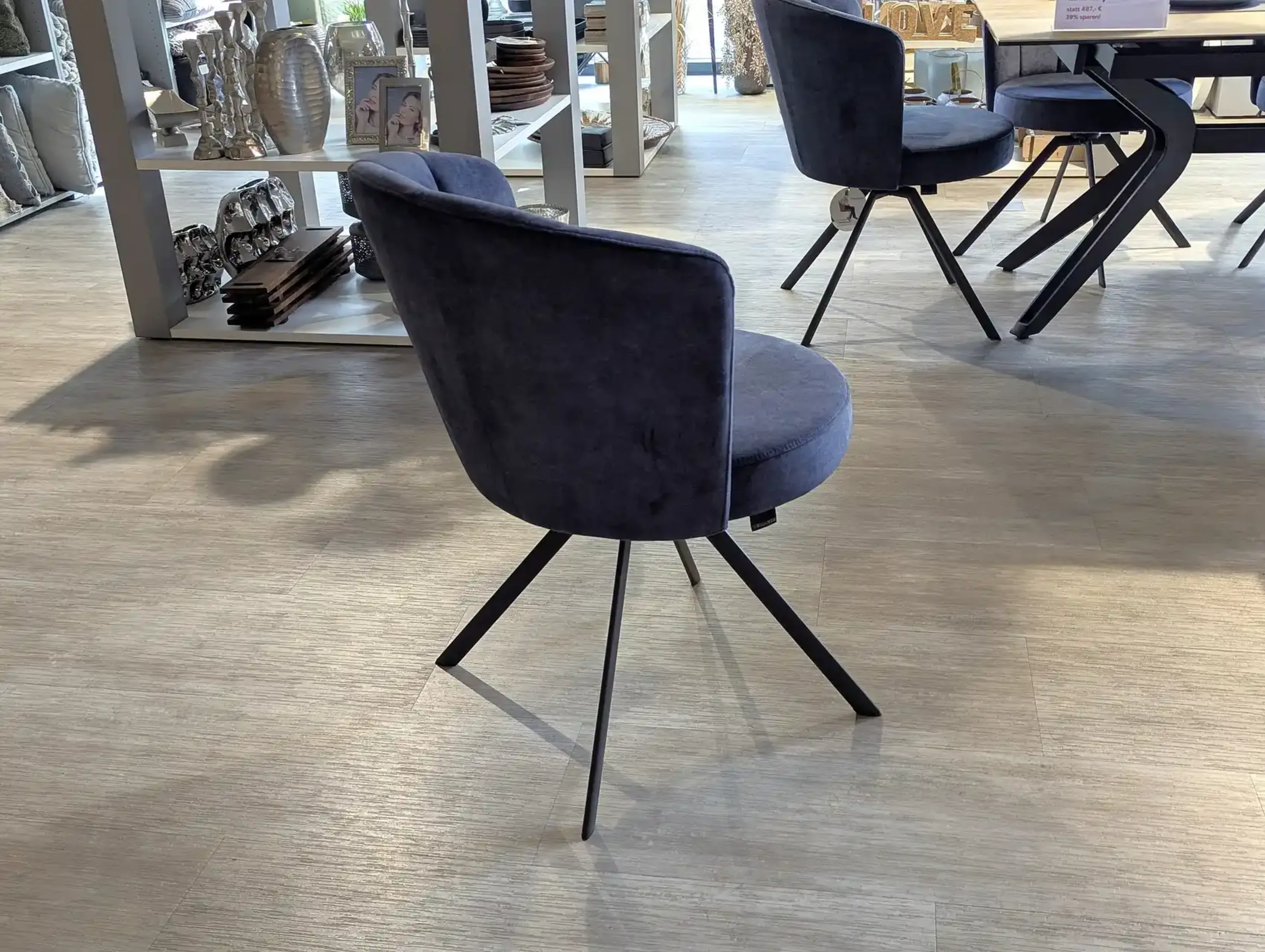 Ansicht von hinten, Rückenansicht vom blauen Stuhl