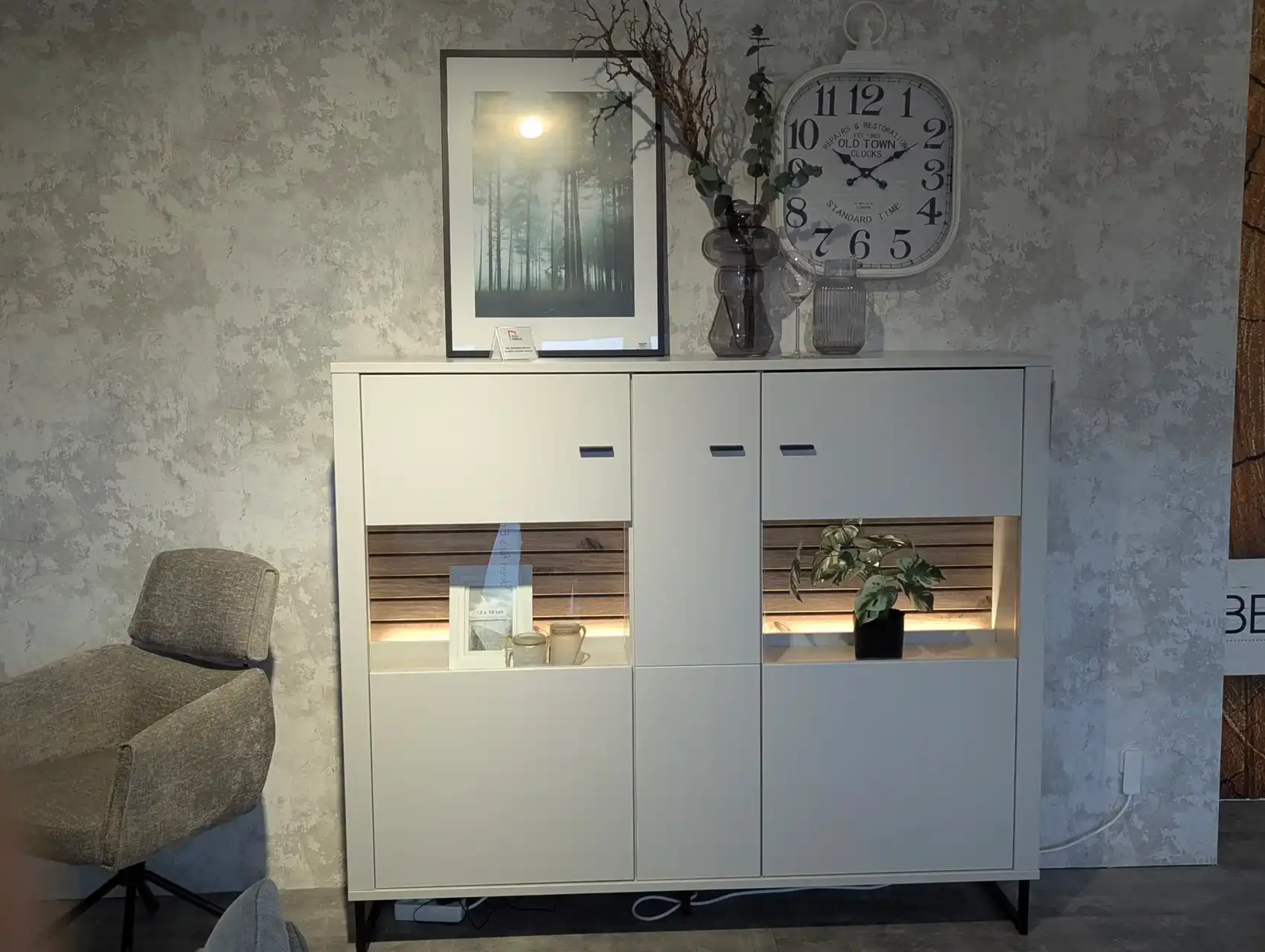 Weißes Highboard
