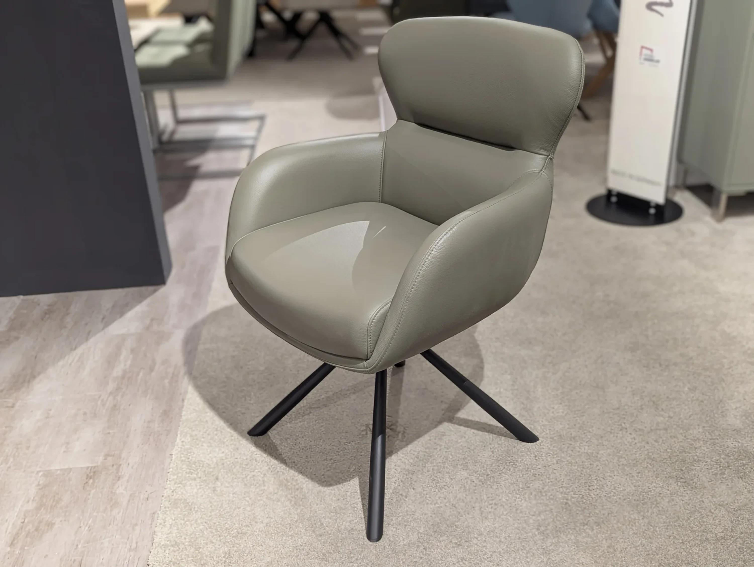 Stuhl in Leder Olive 