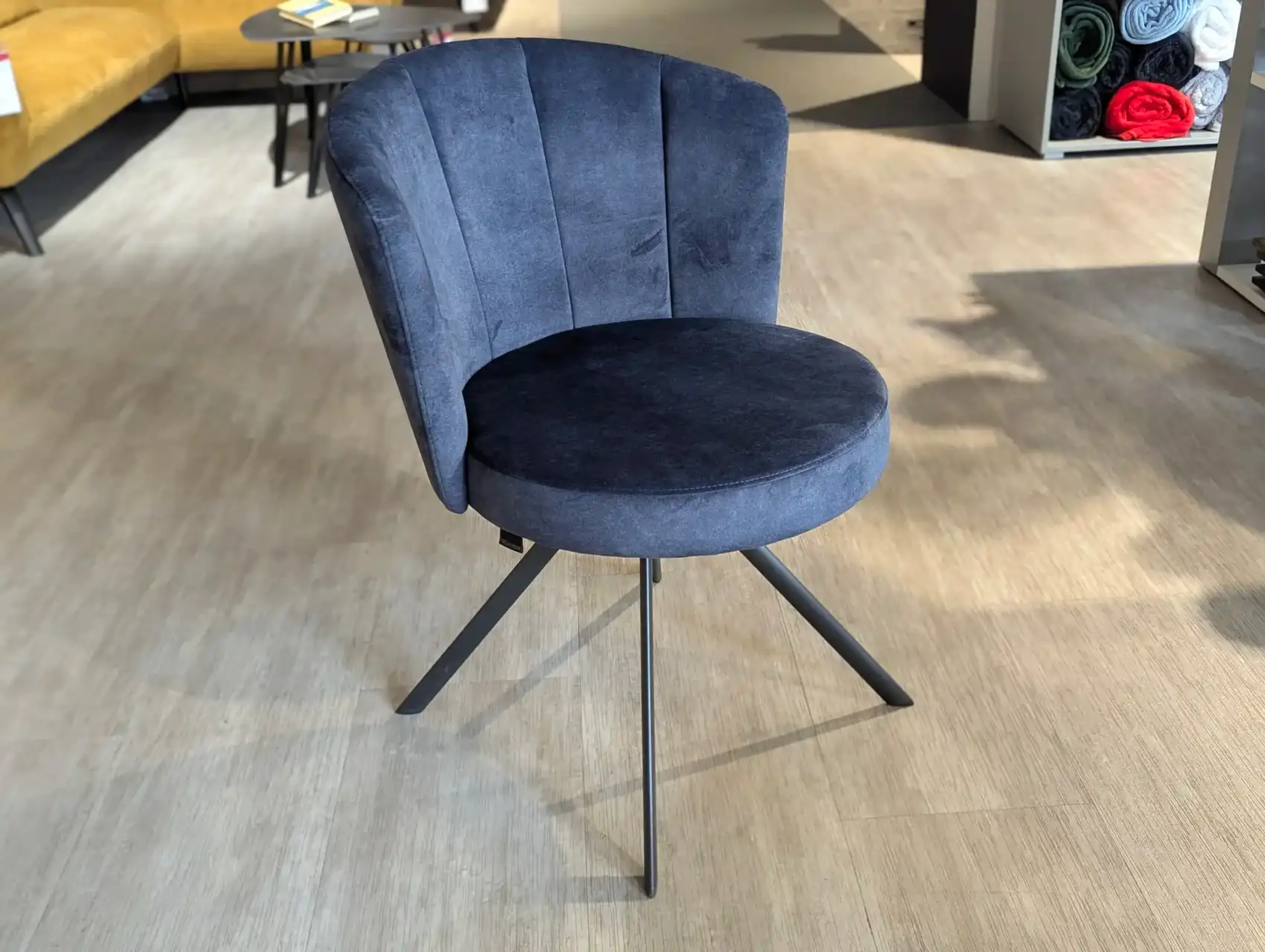 Esszimmerstuhl mit blauen Bezug. Der Stuhl hat ein anthrazitfarbendes Metallgestell