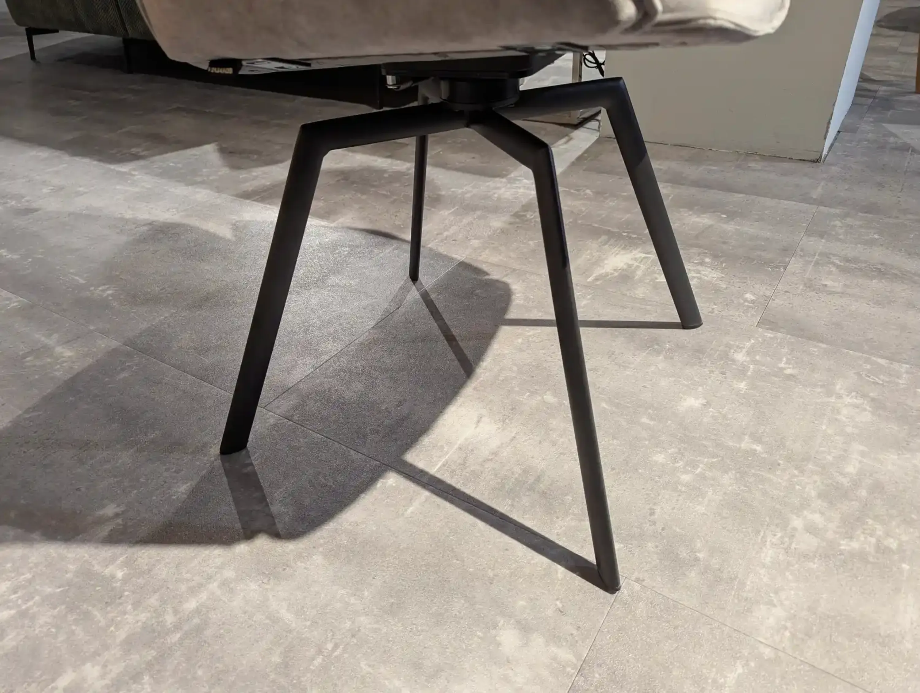 Detailaufnahme vom Metallgestell in anthrazit matt.