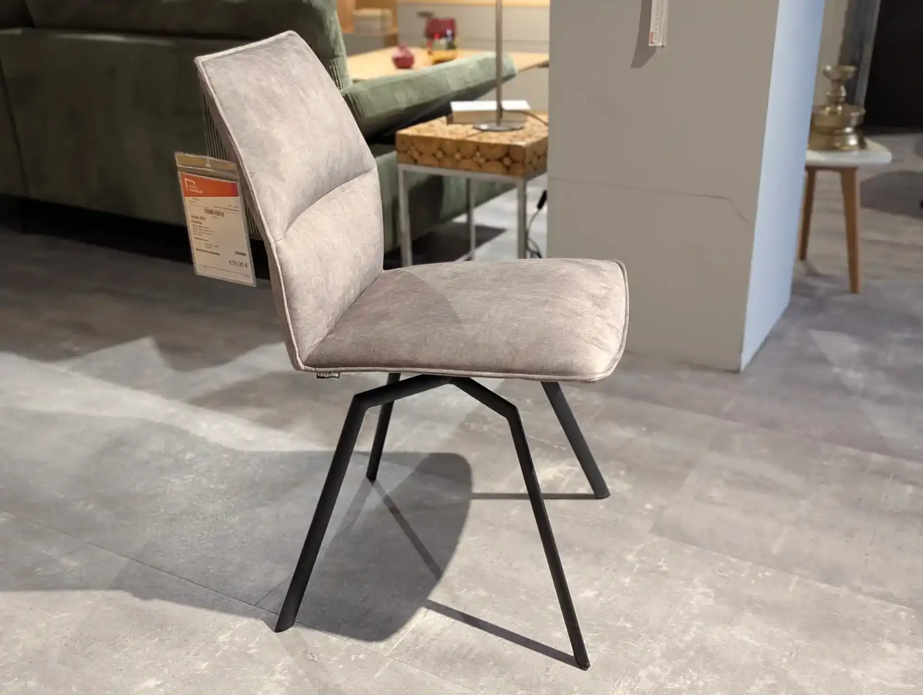 Seiltiche Ansicht vom Stuhl. 