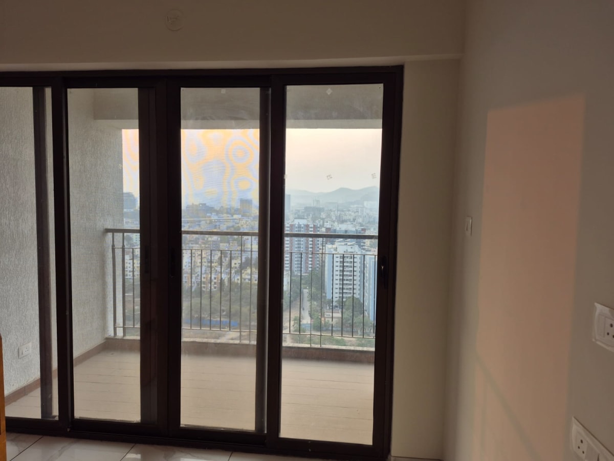 Skyi Iris - View 1