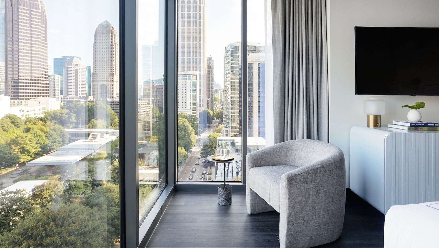 Kimpton Shane guestroom with a view of the city