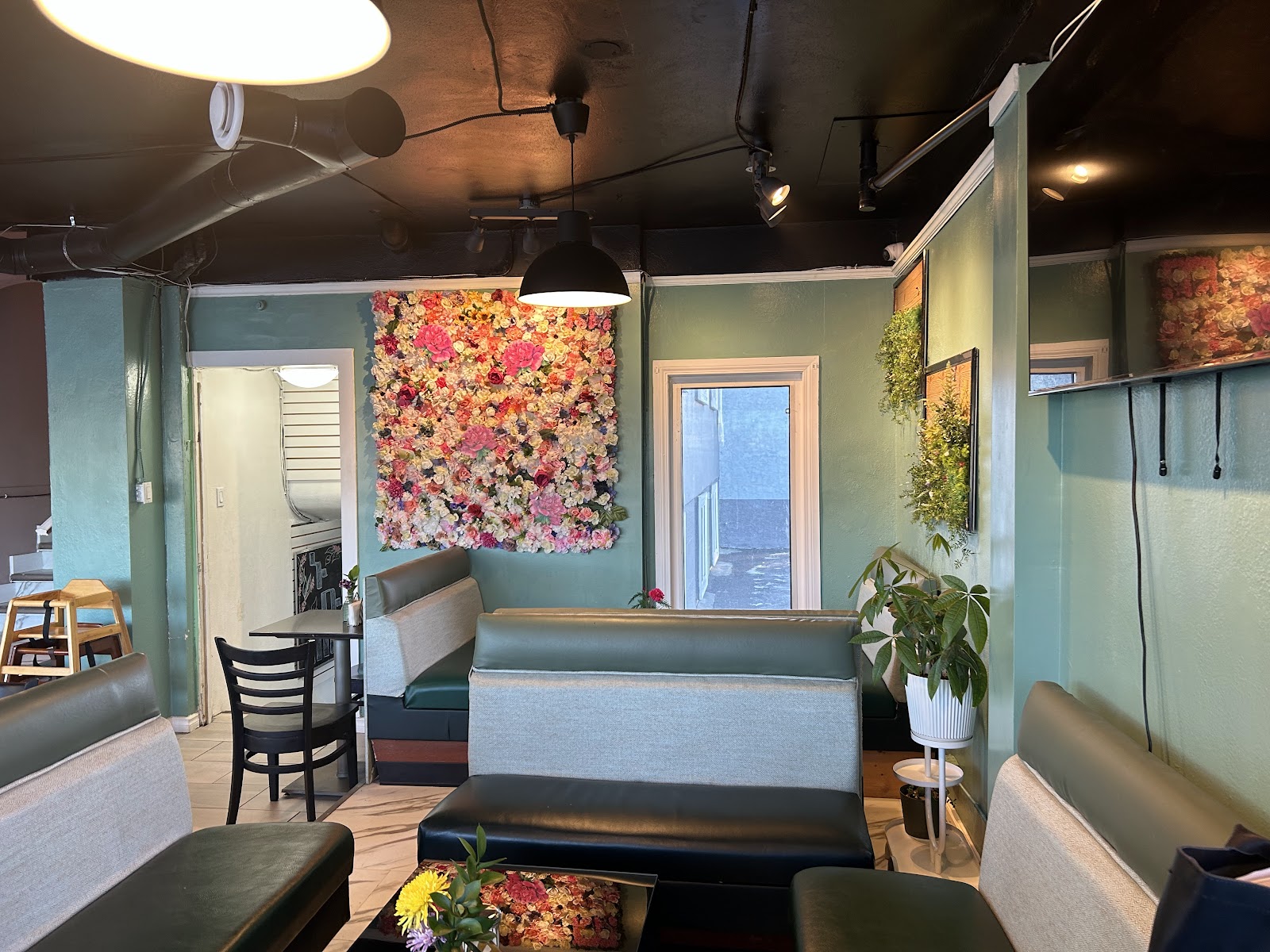 Friendship (124th St. Nw) β Restaurant / Cafe in Edmonton - Image 1
