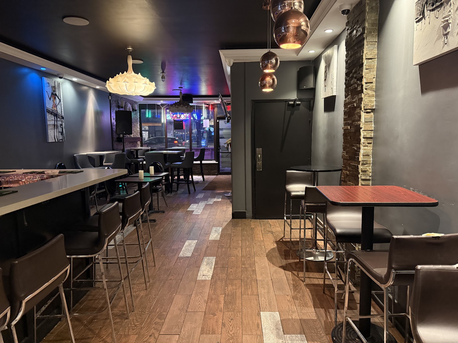 ELIZABETH BAR AND RESTAURANT β Restaurant / Cafe in Toronto - Image 2