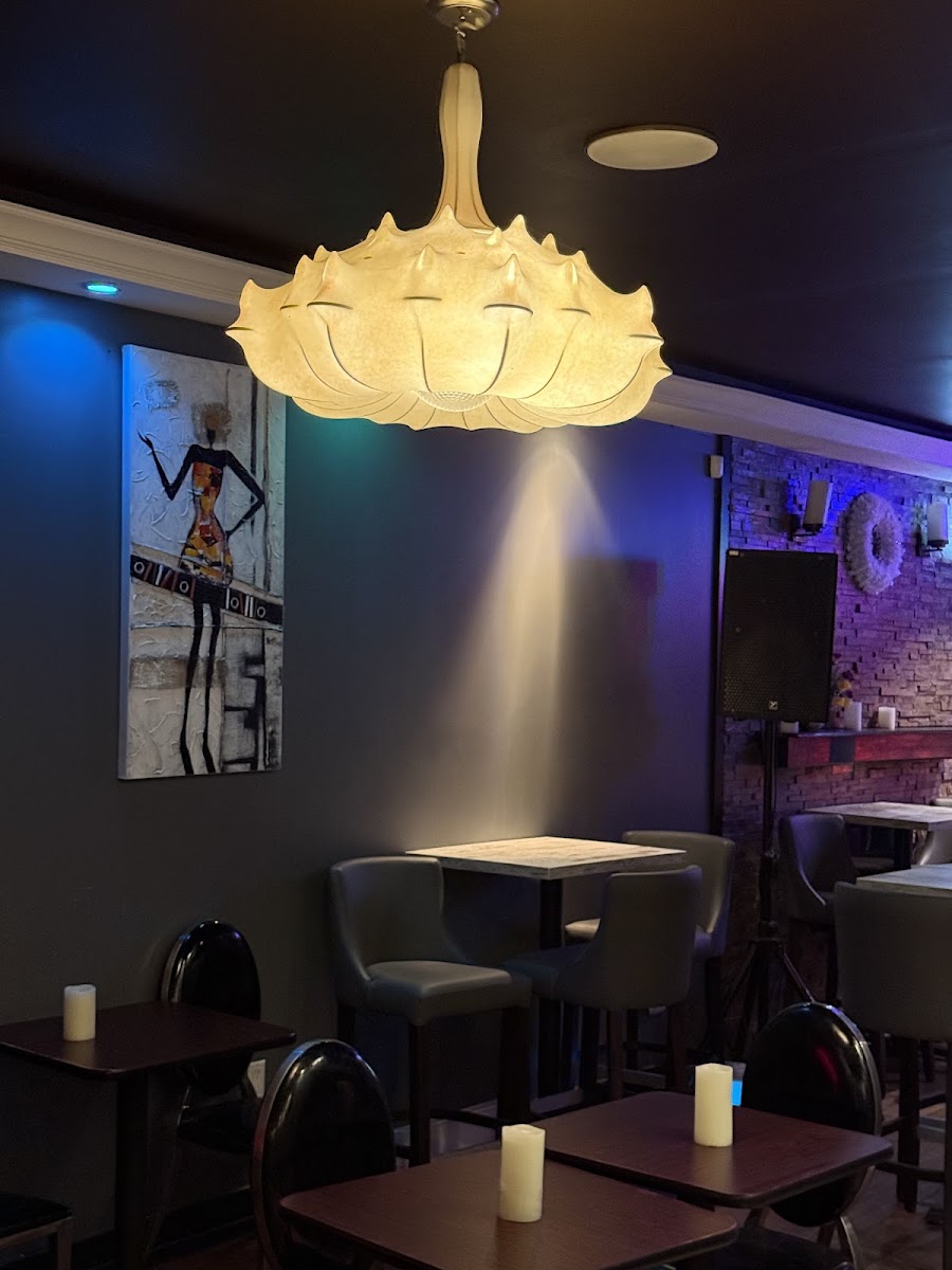 ELIZABETH BAR AND RESTAURANT β Restaurant / Cafe in Toronto - Image 4
