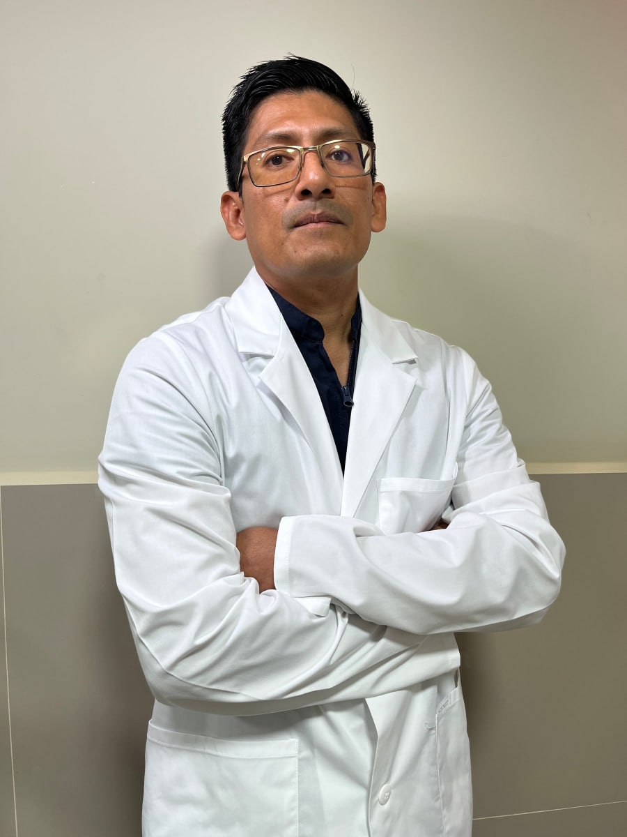 Retrato del Dr. Enrique, de Bersa Medic, con bata blanca