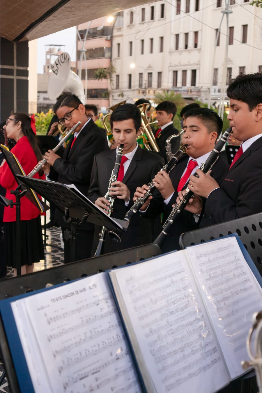 Banda de clarinetes del Colegio Manuel Pardo tocando al aire libre
