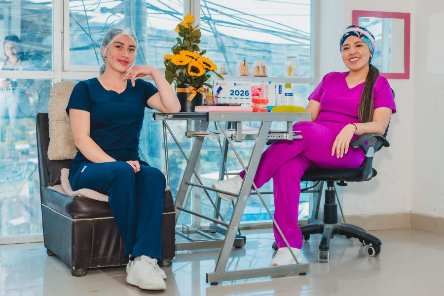 Odontóloga de Oasis Dental en su consultorio, junto al sillón dental