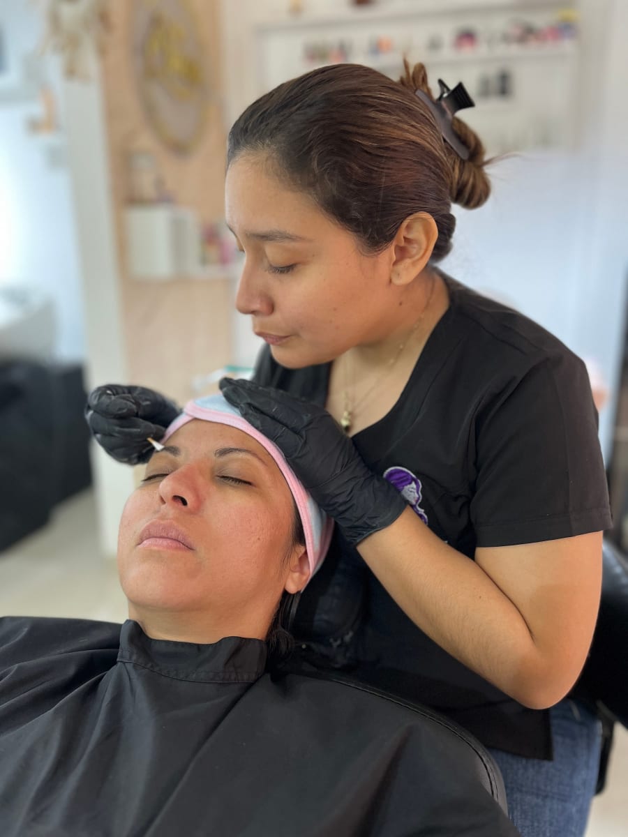 Tratamiento facial y de cejas en Spa Kreativos