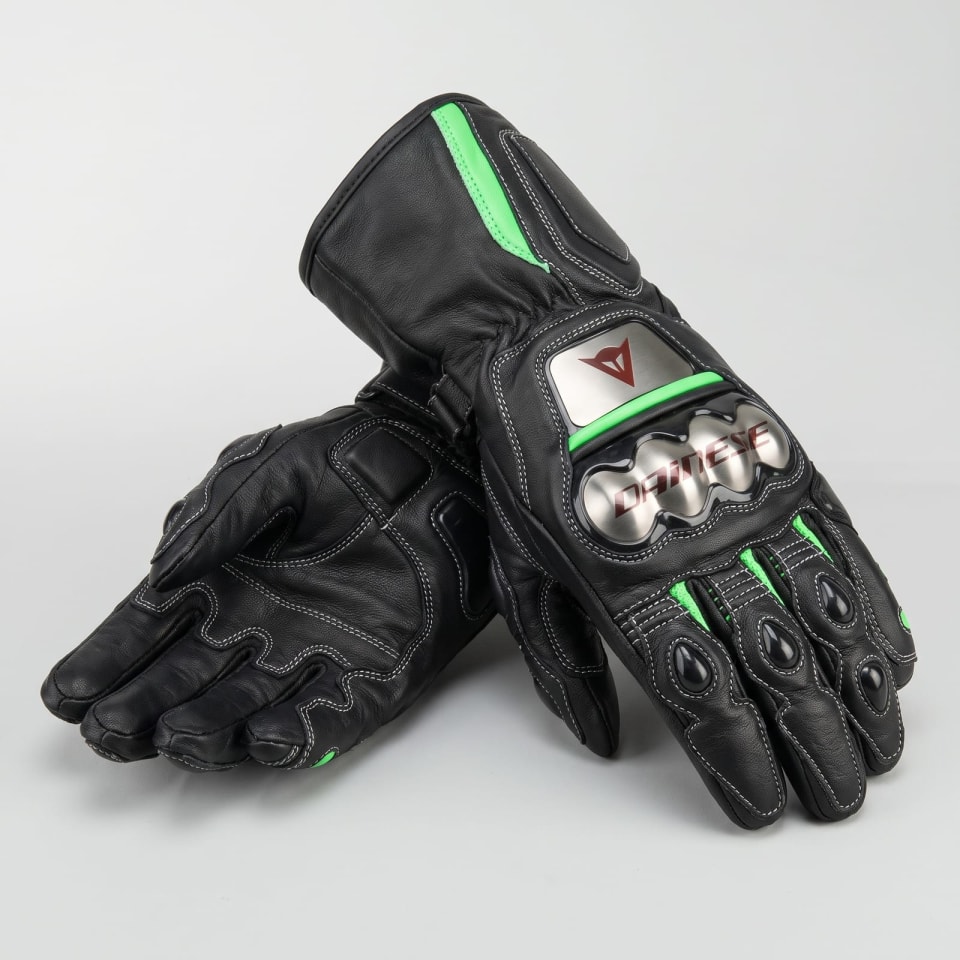 Set Dainese Negro/Verde: detalle de los guantes