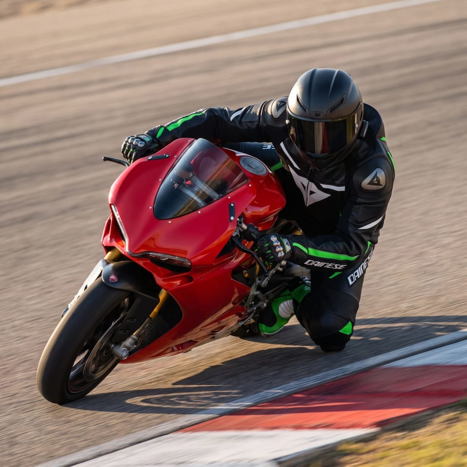 Set Dainese Negro/Verde: piloto en pista con el equipo puesto