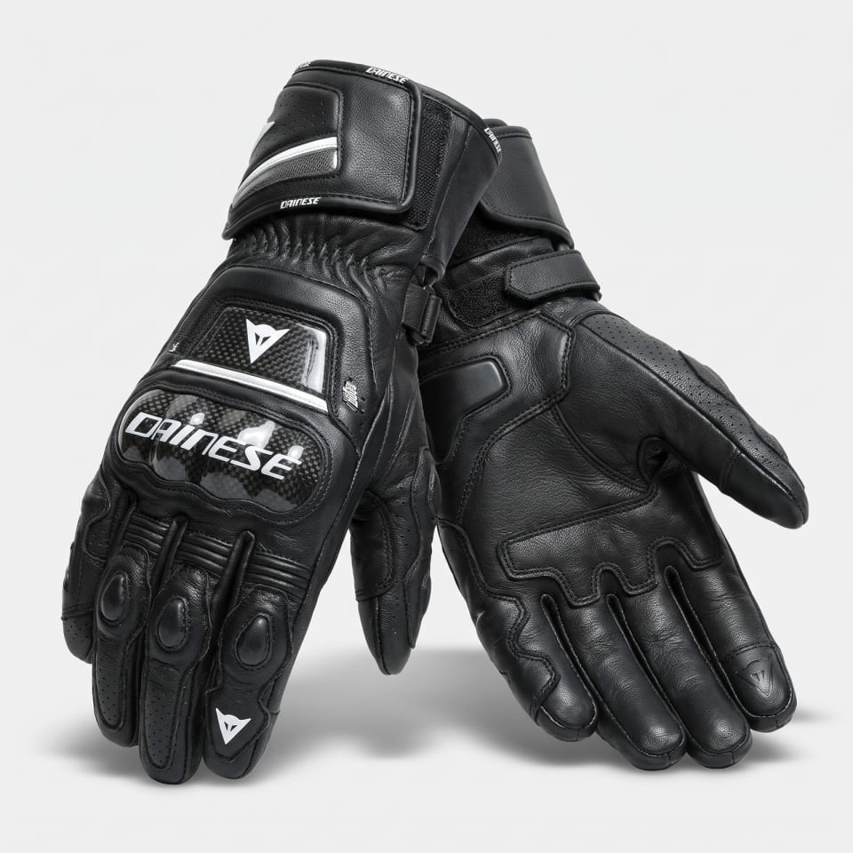 Set Dainese Negro/Rojo: detalle de los guantes