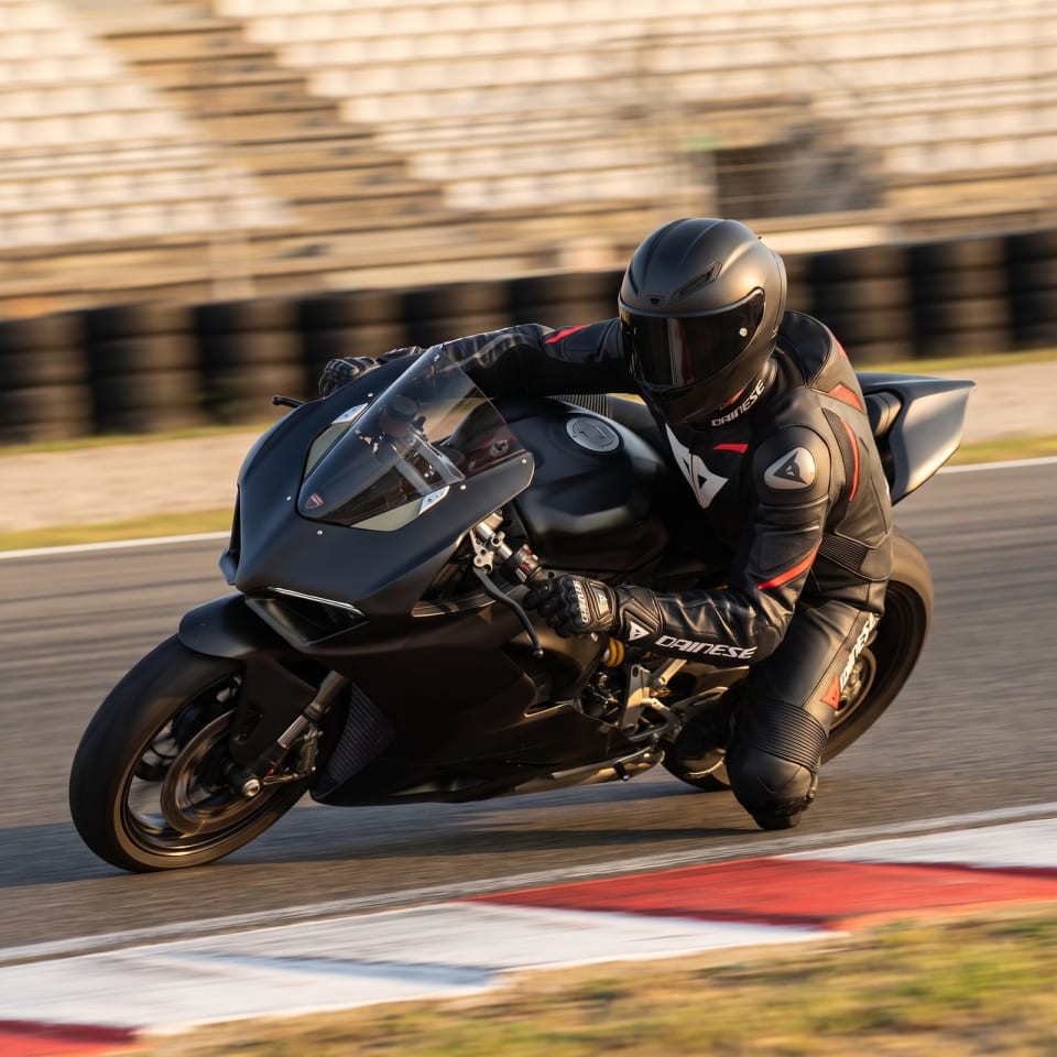 Set Dainese Negro/Rojo: piloto en pista con el equipo puesto