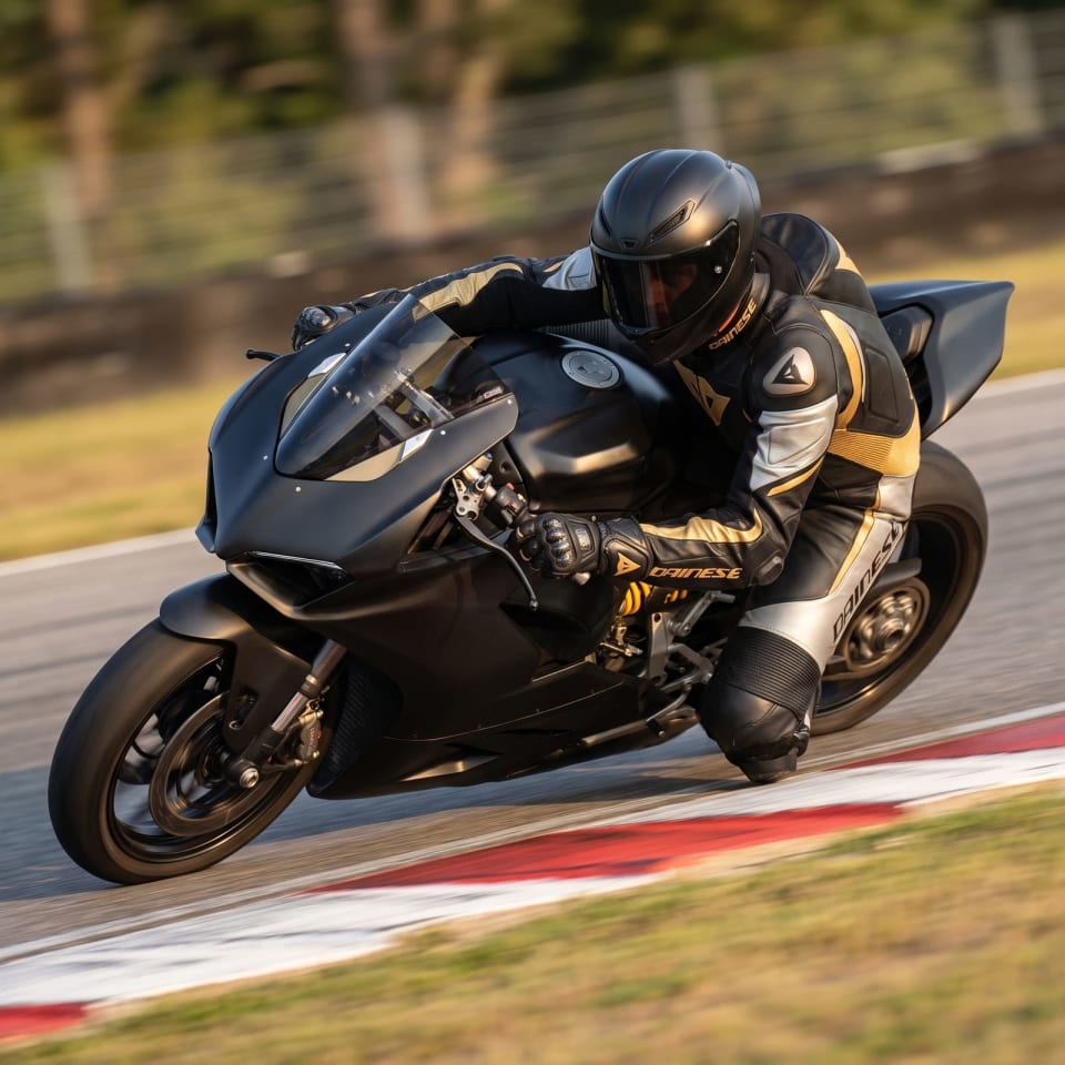 Set Dainese Negro/Oro: piloto en pista con el equipo puesto