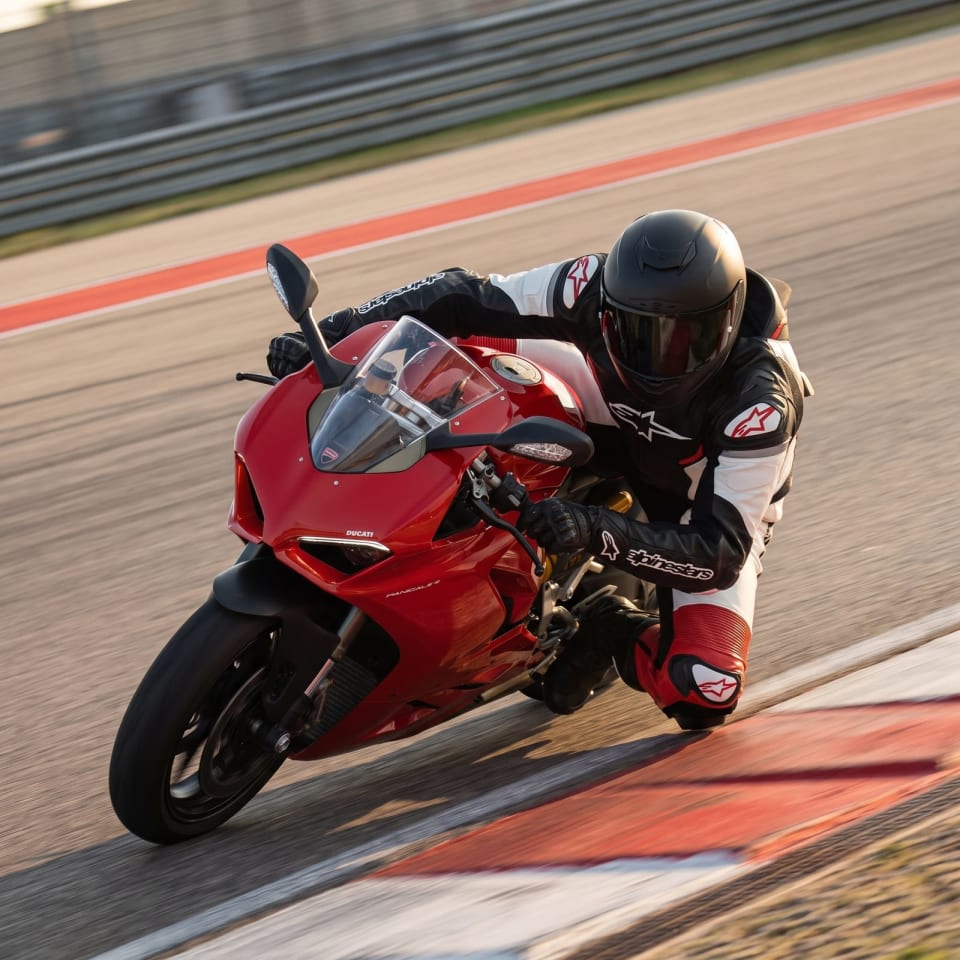 Traje Alpinestars Negro/Blanco/Rojo: piloto en pista con el equipo puesto