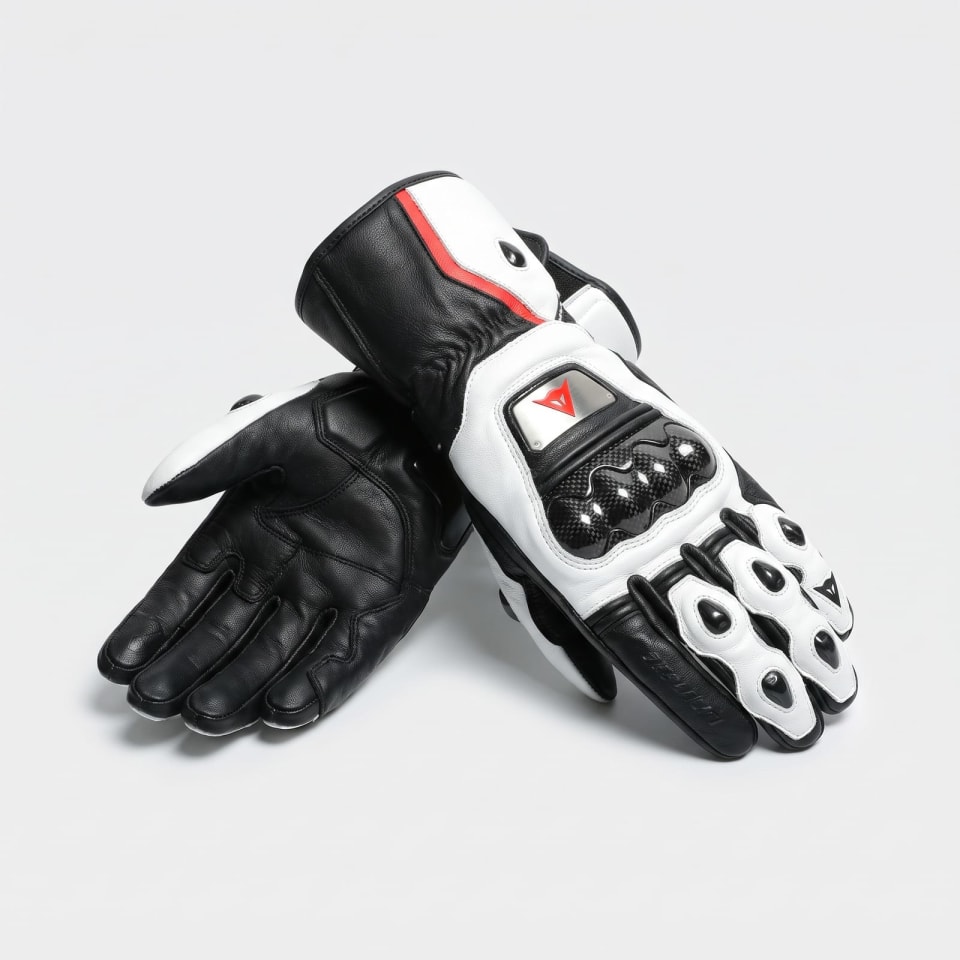 Set Dainese Negro/Blanco/Rojo: detalle de los guantes