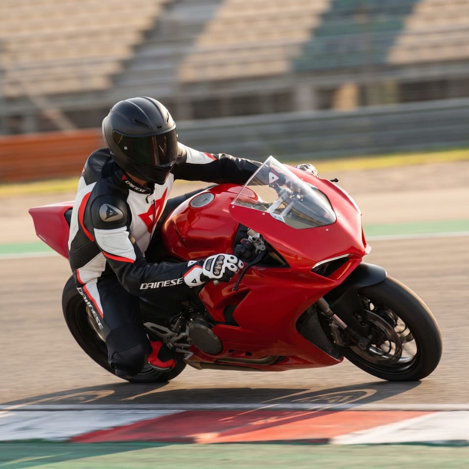 Set Dainese Negro/Blanco/Rojo: piloto en pista con el equipo puesto