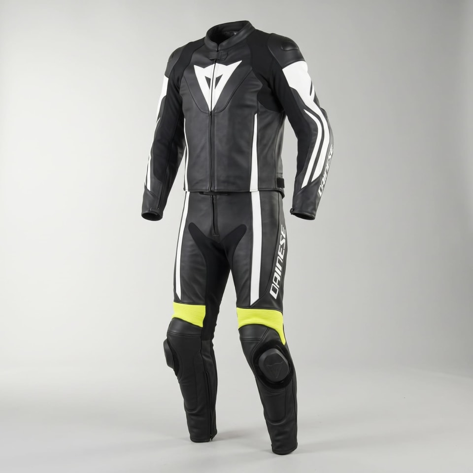 Traje Dainese Negro/Blanco/Amarillo Flúor: foto principal en maniquí invisible, fondo de estudio