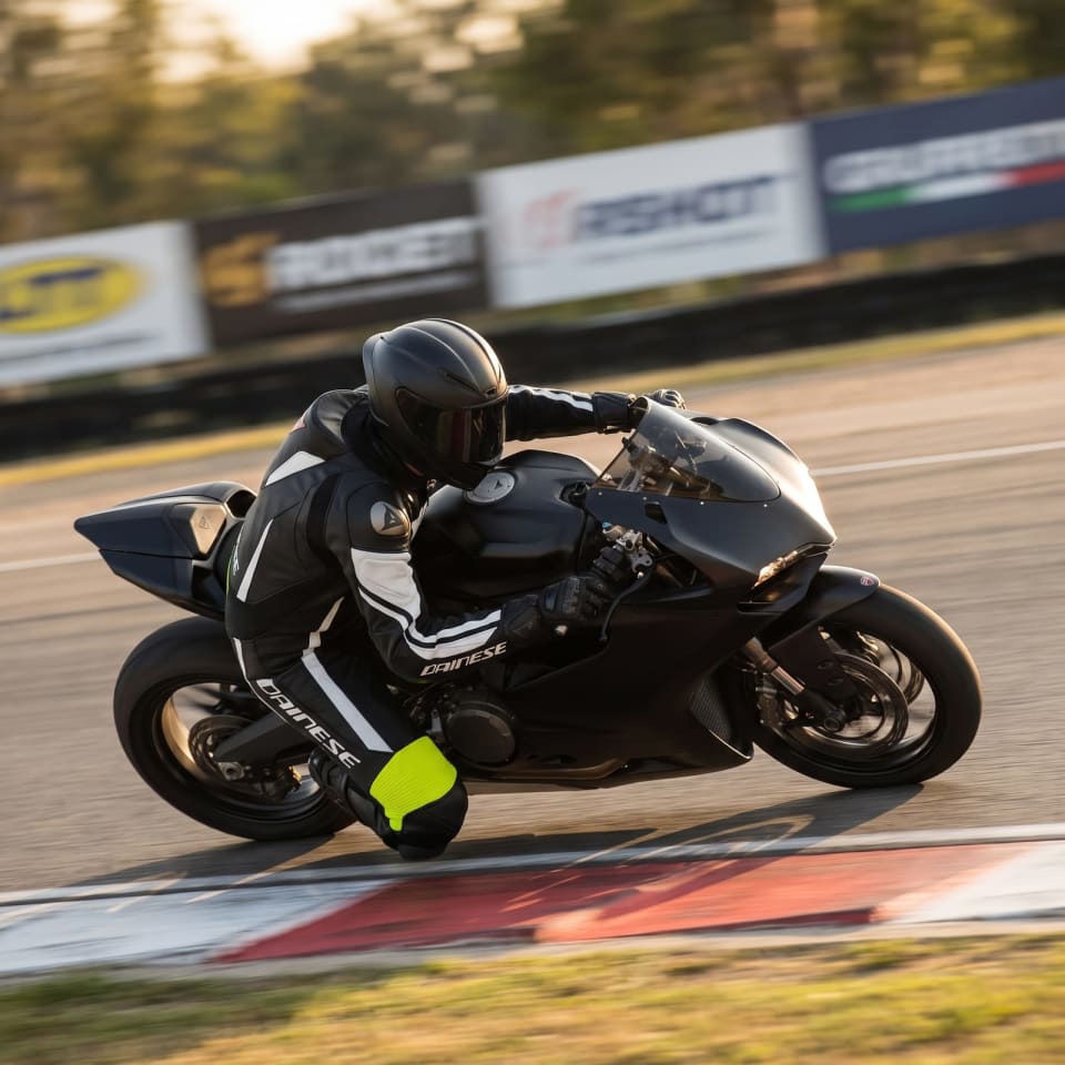 Traje Dainese Negro/Blanco/Amarillo Flúor: piloto en pista con el equipo puesto