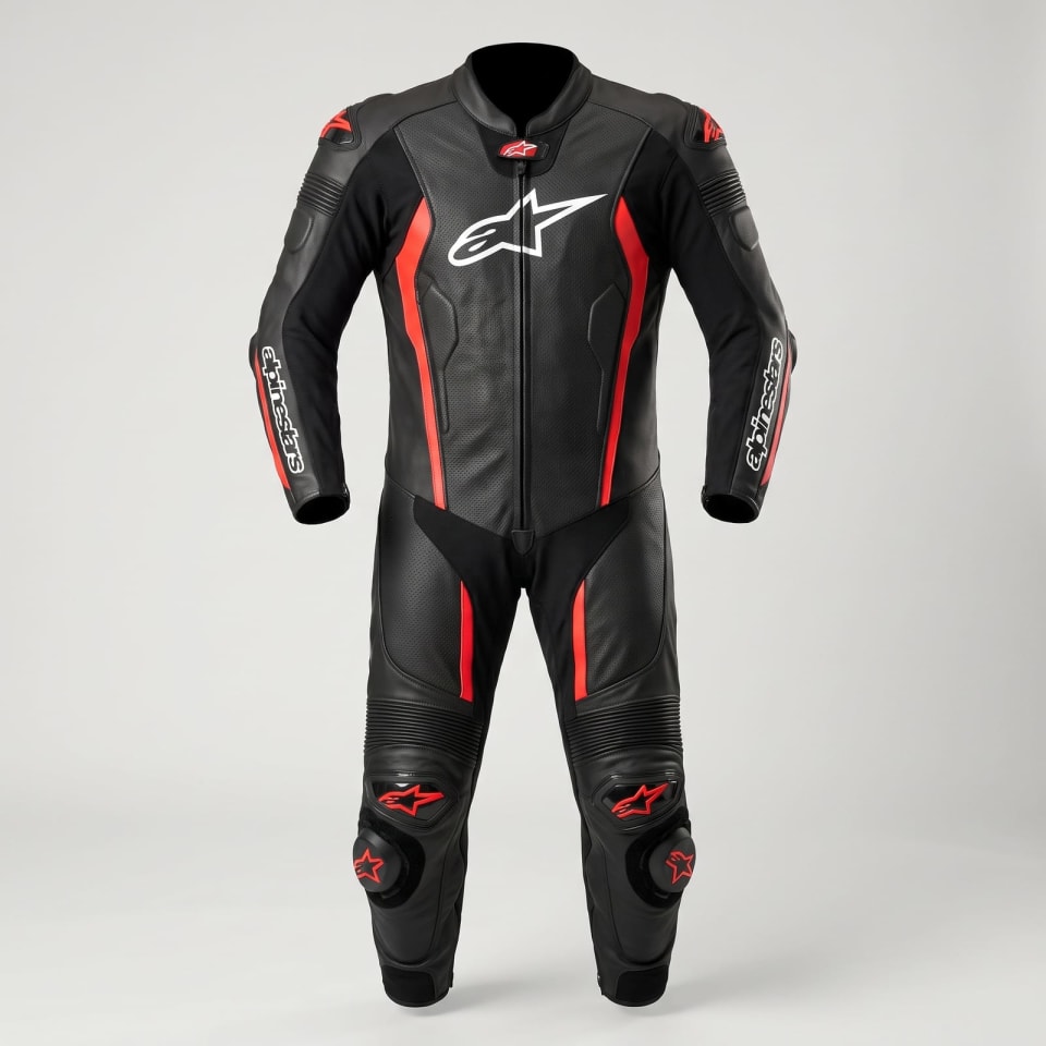 Mono Alpinestars Negro/Rojo: foto principal en maniquí invisible, fondo de estudio