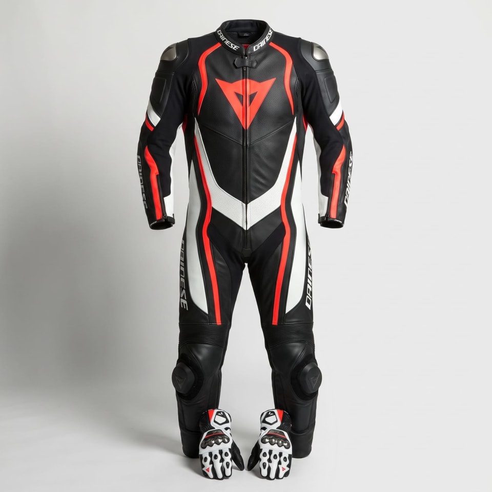 Mono Dainese Negro/Rojo Flúor + Guantes: foto principal en maniquí invisible, fondo de estudio